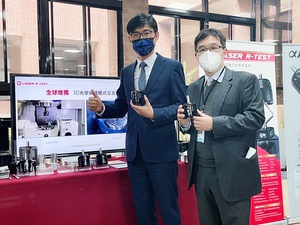 本次5G智慧製造產業旗艦團隊與產業聚落聯盟成立大會,展出許多產學研的技術研發成果,圖左為經濟部技術處長邱求慧、圖右為台大教授暨本計畫主持人覺文郁。
