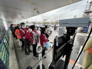 桃園國際機場使用筑波防疫雙星「AI雙眼龍熱像儀與O-Ring淨手機」強化採檢作業