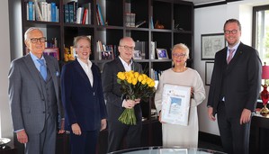 35年來,洪瑪嘉(Margrit Harting)一直負責浩亭技術集團的形象和良好聲譽,接待過政界、文化界和商界的社會名流。