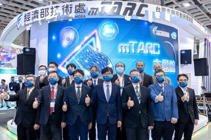 经济部技术处处长邱求慧协同mTARC联盟代表及技转合作厂商合影,後排左二为友通资讯总经理苏家弘。