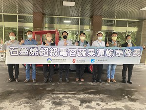 工研院攜手環興科技、佳榮能源、恆智重機推出全台首輛超級電容儲能運輸車,圖中為恆智重機董事長翟毓溶(左三)、工研院機械所組長鄭詠仁(左四)、恆智重機副總經理翟清楠(左五)。