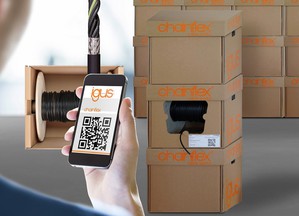借助 chainflex 耐弯曲电缆 CASE,客户可以快速设置自己的储存设施、使用 QR 代码重新订购电缆。(source:igus GmbH)