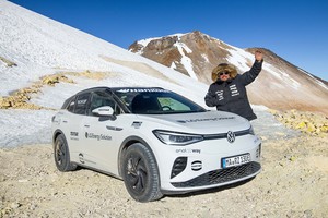 破紀錄的車手Rainer Zietlow駕駛大眾ID.4 GTX攀登玻利維亞的烏圖倫古火山(Uturuncu):吉尼斯世界紀錄 / 由浩亭HARTING提供支援