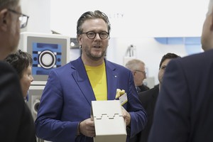 浩亭技术集团董事会主席 洪斐立(Philip Harting) 使用模型向叁加展会的观众展示Han-Modular Domino模组的功能。