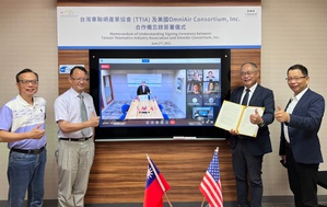 TTIA與OmniAir簽署合作備忘錄,由左至右依序為TTIA秘書長鄭維晃、交通部科技顧問室主任王穆衡、TTIA理事長吳盟分、TTIA副理事長陳國章。