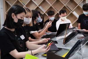 學員在微星總部學習產品設計生產流程,學習微星的綠色永續設計思維
