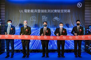 高规格、测试范围齐全的全球安规检测服务,助台湾厂商缩减测试时间、成本,加速产品推出。图为UL Solutions代表及重量级贵宾出席实验室开幕剪彩时合影。