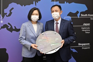 總統蔡英文與台灣美光董事長盧東暉合照