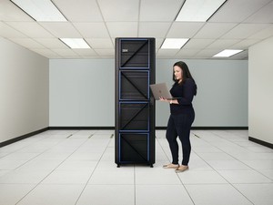 IBM新的 Power10 横向扩充及中阶机种全新功能,为客户的混合云环境提供弹性且安全的基础架构。图为 IBM中阶E1050机型提供创纪录的4 Socket 运算、Java及ERP效能等功能。