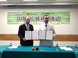 新光醫院與筑波醫電舉行合作備忘錄簽約儀式,由新光醫院院長侯勝茂(右)、筑波醫電董事長許深福(左)代表簽約。