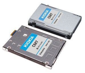 鎧俠CM7系列企業級NVMe固態硬碟提供全新EDSFF E3.S外形尺寸和產業標準2.5英寸的外形尺寸(source:Kioxia)