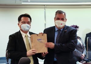 資策會副執行長蕭博仁(左)代表資策會接待中美洲銀行(CABEI)總裁摩西(右)訪問團。