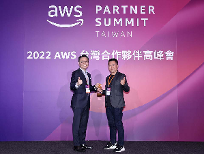 Mlytics 荣获 AWS肯定。 右为 Mlytics 共同创办人暨执行长 Ryan Chin,左为 AWS 台湾暨香港总经理王定恺。
