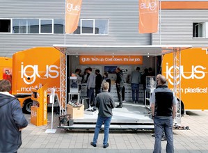 igus 透過新型 XXL 路演卡車拜訪客戶,並在現場直接展示175項動態工程塑膠創新產品。(source:igus GmbH)