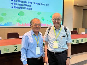 圖為筑波醫電董事長許深福(左)分享AI結合太赫茲影像技術之突破應用,與PIDA 光電科技工業協進會劉容生顧問(右)合影