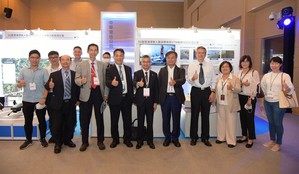中华电信於2022智慧港湾全球论坛展示全台首创多维度无人载具港区智慧巡检,中华电信总经理郭水义与会分享运用5G AIoT万物联网科技力,促进台湾智慧岛屿环境下城市的港市合一、城乡连结发展打造宜居城市。