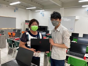 微星科技(MSI)近日捐贈筆記型電腦一批給火災後急需重建物資的雲林口湖鄉蚵寮學堂,協助其早日完成整體環境的重建。