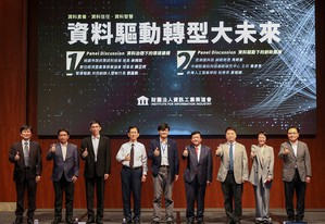 因应全球数位转型的趋势,资策会举办《资料驱动转型大未来》研讨会暨高峰论坛,与谈贵宾合影。