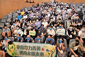 工研院前进台大举办「绿领新贵崛起-新能源的职涯前景与商机座谈会」,吸引台大、台科大、北科大、明志科大学生的热情叁与,场面热烈。