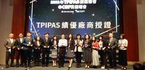資策會今(14)日舉辦TPIPAS授證茶會暨CBPR說明會,圖為表揚TPIPAS績優廠商合影。(攝影:陳復霞)