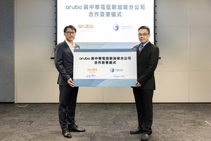 Aruba台湾暨东协新兴国家总经理许隹树(左),与中华电信新加坡分公司总经理刘顺德(右)