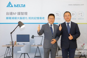 台達物聯網照明事業處處長王志賢(左),於「樂齡照護健康防疫研討會」中發表M+護智燈,與高雄醫學大學神經學教授楊淵韓(右)合影。