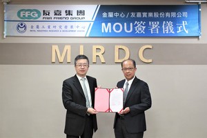 金屬中心與友嘉集團簽署MOU攜手開發智慧製造銲接新技術。圖為友嘉實業執行長林勤喻 (左)與金屬中心副執行長王俊傑雙方進行MOU簽署儀式。
