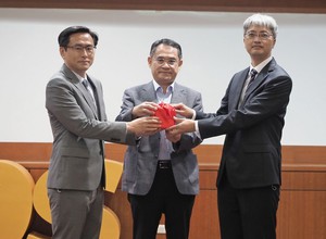 由國研院林法正院長(中)監交,半導體中心邱佳松代理主任(左)將印信交接給接任主任陽明交通大學電子研究所講座教授侯拓宏(右)