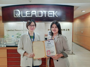 彰化縣政府感謝麗臺科技於嚴重特殊傳染性肺炎疫情期間,緊急調度產能提供健康照護包血氧機,(左)麗臺科技資深業務梁佩詩 (右)麗臺科技資深業務夏敏恩
