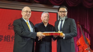 台灣工具機暨零組件工業同業公會(TMBA)在今(14)日舉行會員大會,同時辦理第6屆理監事選舉,由永進機械總經理陳伯佳新接任理事長。