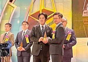 宏正以「品牌、品質、品味」全方位實力深獲肯定,榮膺國家品牌玉山獎傑出企業『全國首獎』,由曾鳴湘協理代表領獎。