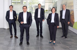 英飛凌董事會成員(左起):Andreas Urschitz (行銷長), Sven Schneider博士 (財務長), Jochen Hanebeck (執行長), Constanze Hufenbecher (數位轉型長) , Rutger Wijburg博士 (營運長)