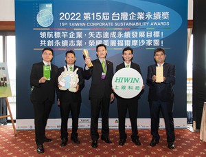 上银获「综合绩效-台湾百大永续典范企业奖」与「企业永续报告电子资讯制造业-第1类金级」双项大奖,图为上银科技团队合影。