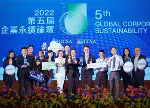 友通資訊奪《企業永續報告類–電子資訊製造業銅獎》,由友通總經理蘇家弘(右五)代表領獎。