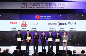 圖左二為智捷科技總經理吳佳芳在台灣精品獎第31屆頒獎典禮受獎。(source:Z-COM)