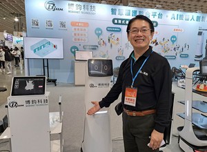 博鈞科技總經理葉煥昌表示,新款服務型機器人已能夠在醫院有效執行派送資料。(攝影/陳復霞)