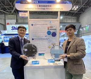 工研院在2022年SEMICON JAPAN展出「封裝天線(右)」、內藏基板(左)」技術,引領產業邁入下一個成長高峰。圖左為工研院電光系統所副所長駱韋仲、右為稜研科技創辦人兼CEO張書維。
