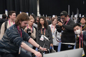CES 2023展前记者会登场,工研院现场吸引外国媒体驻足采访,争相体验工研院的运动科技。