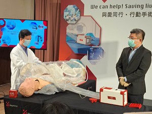 英济公司协同美国新创公司SurgiBox举行「与爱同行-行动手术室设备捐赠仪式」,双方协同开发与制作的医疗设备「行动手术室」已捐赠乌克兰作为紧急医疗资源。(摄影:陈复霞)