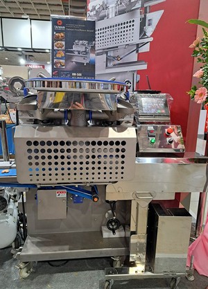 百城机械的多功能食品自动包馅成型机HM-588械具有独家五重包专利技术,让烘焙类横跨到冷链市场都可以透过同一台机器生产,一机多用。(摄影:陈复霞)