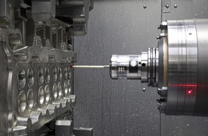 Renishaw向OMG公司建議在新型引擎缸體的製造過程中,導入使用 OMP60光學測頭,圖為OMP60光學測頭正在量測引擎的關鍵特徵。