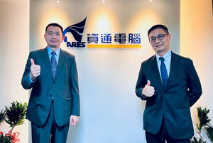 資通電腦資深業務經理徐康正(右一)與台灣科摩多總經理余彩武(左一)合影