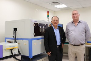 筑波TZ6000 System 結合TeraPulse Lx (左); 筑波科技董事長許深福(中)與TeraView首席科學家Dr. Philip Taday合影。