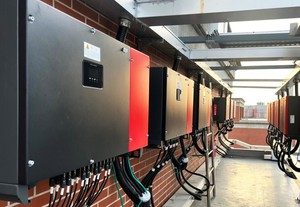 新望變流器的各類型太陽能電廠遍及全台, 圖為台中建國市場綠能屋頂