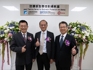 UL Solutions今(15)日與工研院及安衛中心三方共同舉行簽約儀式,合作啟用防爆安全聯合訓練教室。右起為UL Solutions副總裁暨總經理陳宗弘、工研院綠能與環境研究所所長王漢英、安全衛生技術中心總經理余榮彬。