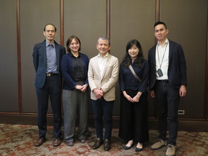 IAR亞太區域副總裁上村清史(中),與台灣技術團隊