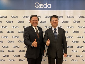 佳世達董事長陳其宏(左)表示將持續擴大醫療事業投資,邁向2027年高附加價值事業獲利過半目標。右為佳世達總經理黃漢州。