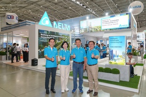 台达「智慧永续产业园区」COMPUTEX 2023盛大登场,执行长郑平(右二)、品牌长郭珊珊(左二)、永续长暨发言人周志宏(右一)及楼宇自动化事业群??总经理江文兴(左一)於展区前合影
