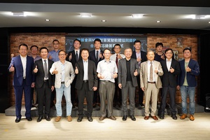 資策會與MIH在各產官學代表共同見證下簽署「智慧駕駛軟體協同開發」合作備忘錄,圖為各界貴賓會後合影。