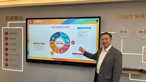 震旦OA??总经理简志远展示震旦透过环保整新机创新商业模式,携手顾客善尽企业社会责任。